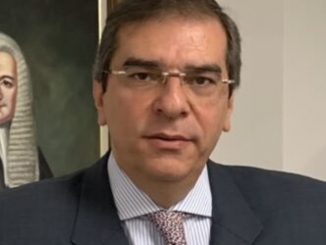 Retrato de um homem em terno.