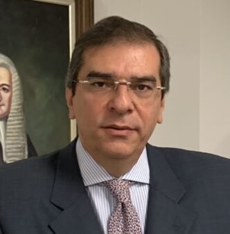 Retrato de um homem em terno.